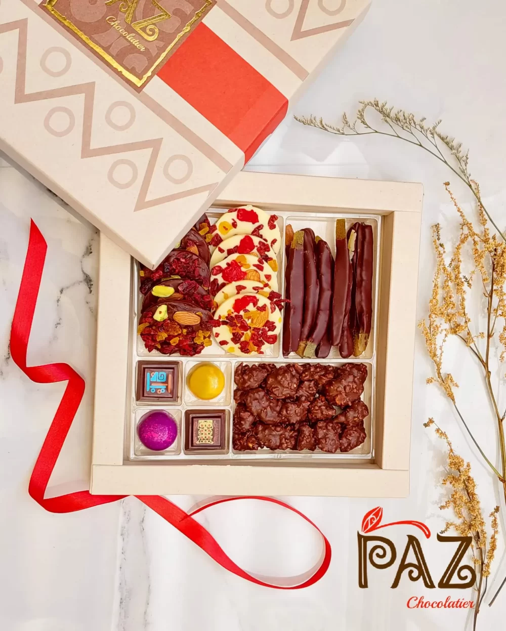 caja con cascaras, mendigos, maiz y bombones
