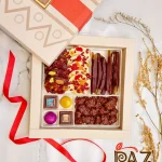 caja con cascaras, mendigos, maiz y bombones